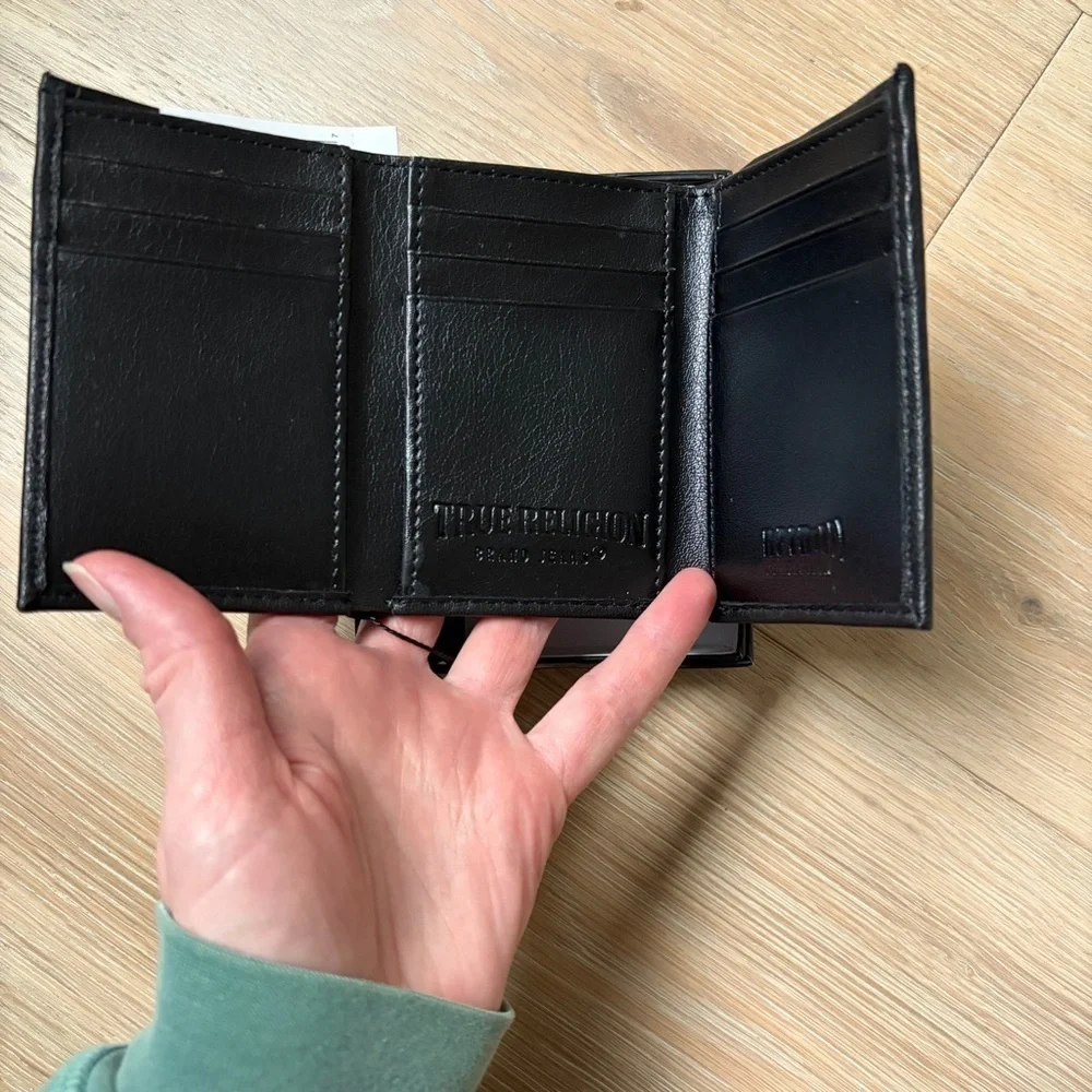 True Religion Men's Leather Slim Bi-Fold Wallet RFID Protection NWT $45 Gift Box